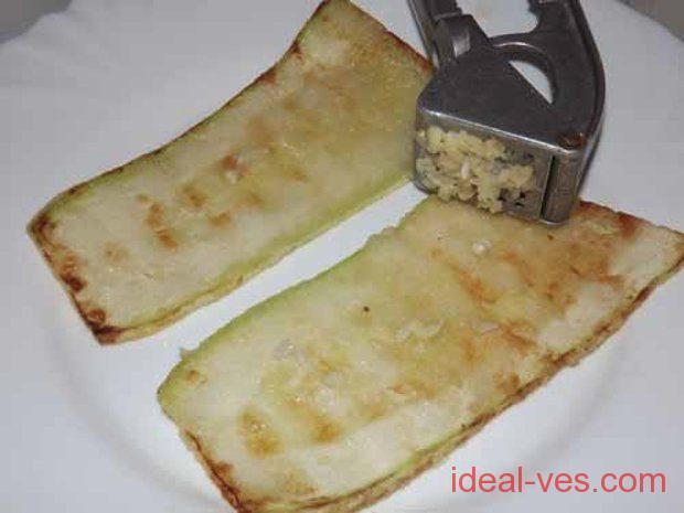 Тонко смажьте каждый кусочек чесноком