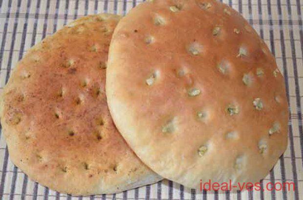 Горячую фоккача смазать маслом и посыпать чесноком
