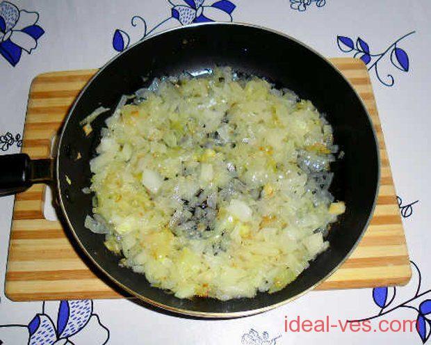 Лук слегка обжарьте
