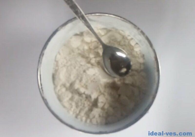 Засыпать муку